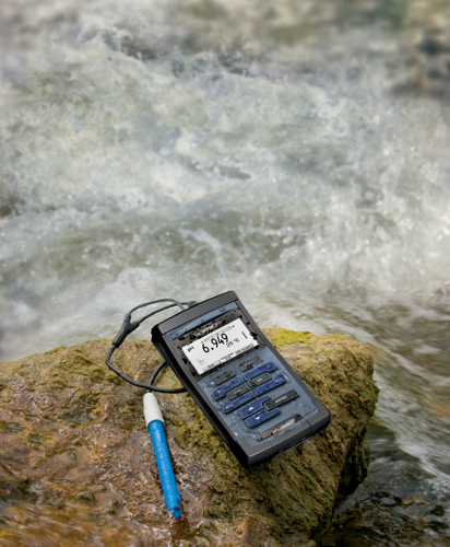 pH 3310, Professional, field proven pH/mV-meter with backlit graphic display, fo